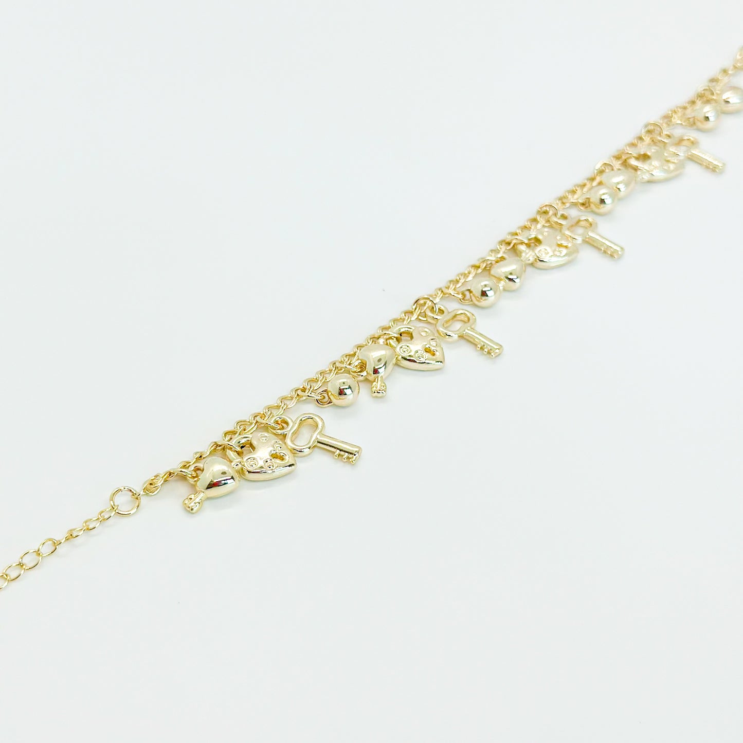 SICI - Pulsera de oro laminado 14k con corazones, llaves, bolas colgantes - OL-P29